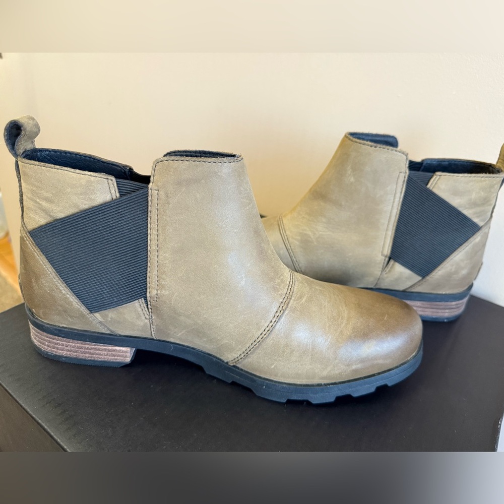 Sorel Taupe Leather Chelsea Ankle Booties